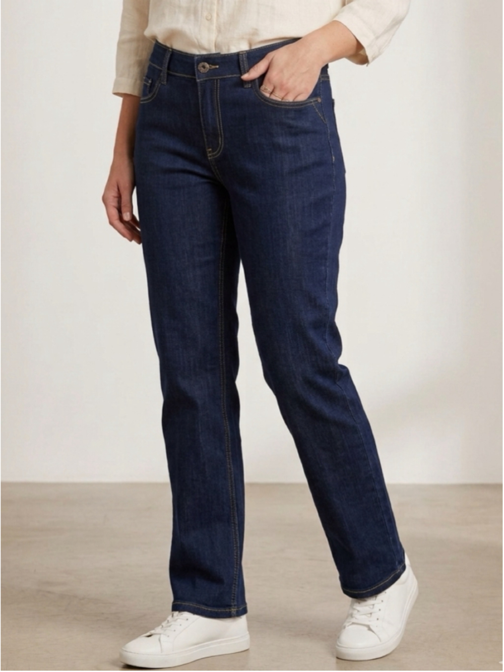 NWT Santana Woman’s SZ 8 Tummy Control Mid Rise Dark Wash Straight Jeans
1117